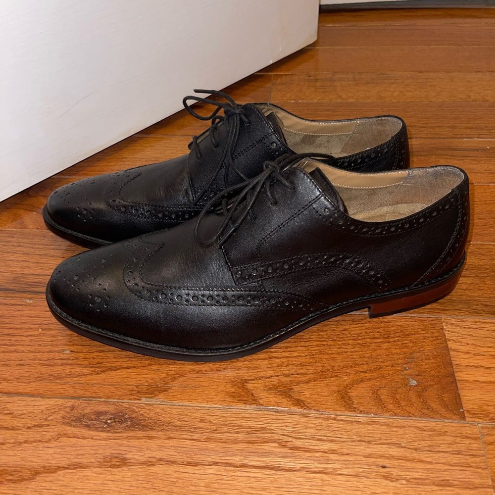 Brand new never worn men’s Florsheim dress shoes.